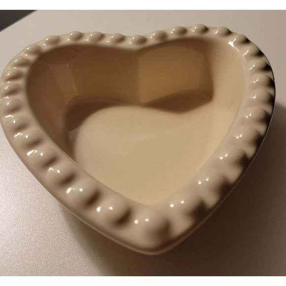 WIlliams-Sonoma Ceramic Cream-Colored Heart Ramekin - Picture 4 of 5